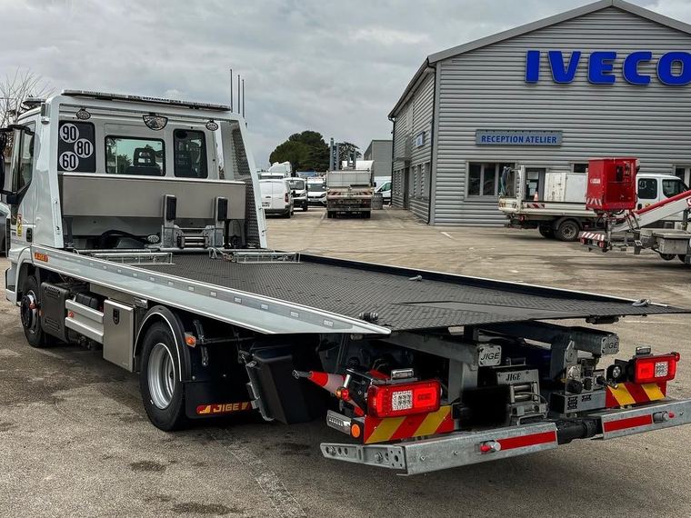 Camion plateau dépannage nuit Toulouse : plateau coulissant vu de l'arrière, prêt à charger un véhicule